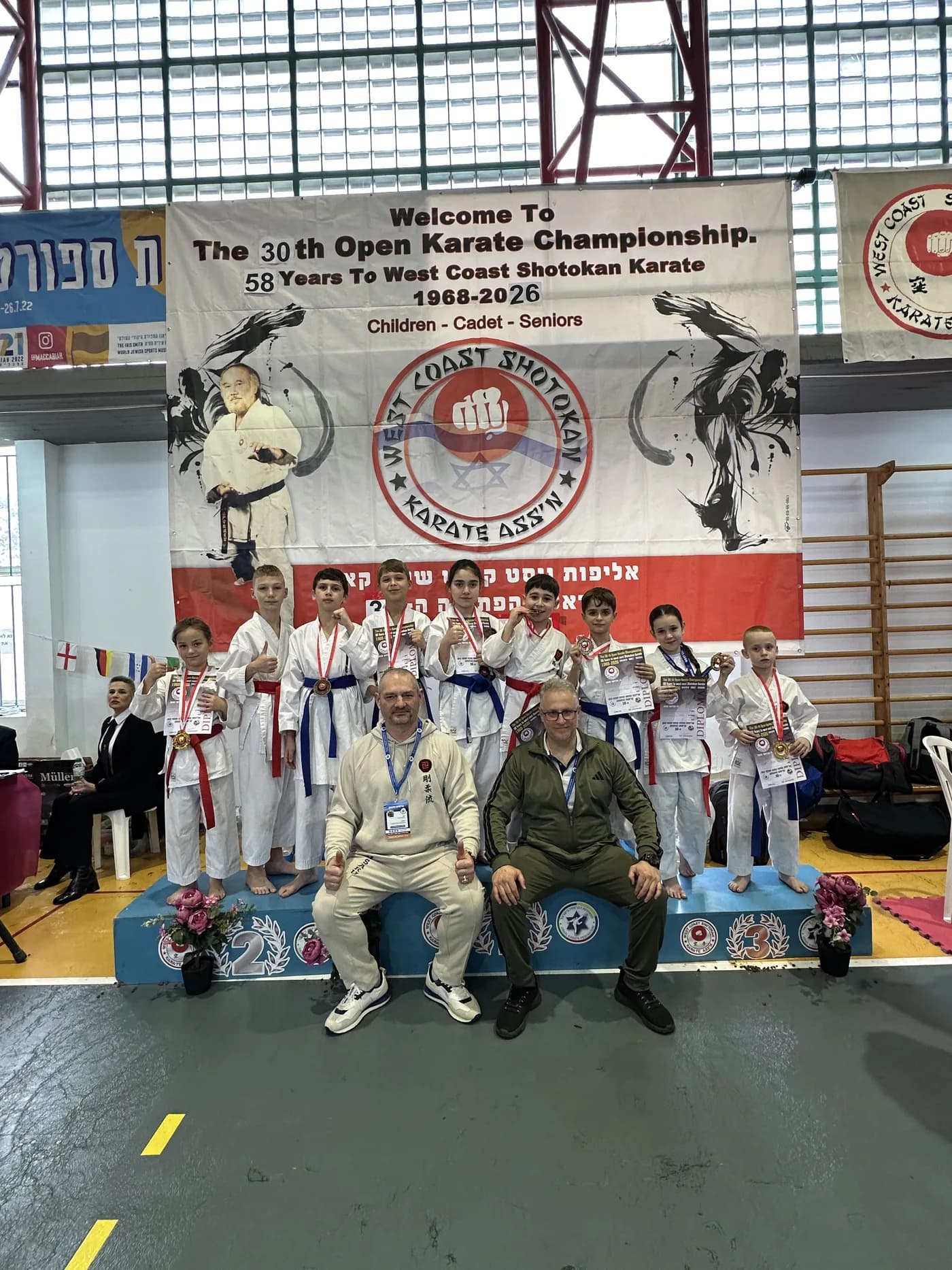 Ученики клуба на пьедестале 30-го открытого чемпионата по каратэ с медалями и кубками