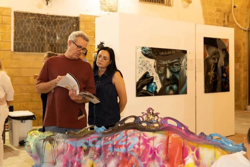 🎨 Художник из Ашкелона Шони Шакир представил новую выставку
